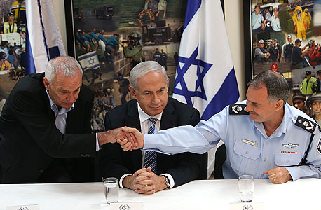 מימין מפכ"ל המשטרה יוחנן דנינו בנימין נתניהו והשר לביטחון פנים יצחק אהרונוביץ' מימין מפכ"ל המשטרה יוחנן דנינו בנימין נתניהו והשר לביטחון פנים יצחק אהרונוביץ'