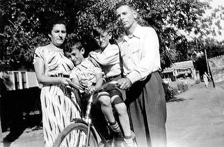 1952. בני לנדא, בן שש (משמאל), עם אחיו שאול, בן 12, והוריהם אשר וזלטה באדמונטון, קנדה 1952. בני לנדא, בן שש (משמאל), עם אחיו שאול, בן 12, והוריהם אשר וזלטה באדמונטון, קנדה