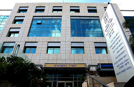בניין משרד המשפטים בתל אביב. האם האפשרות לקבל רשימה של כל ההחזקות העסקיות של אדם ספציפי היא אינטרס ציבורי או פגיעה חמורה בפרטיות? בניין משרד המשפטים בתל אביב. האם האפשרות לקבל רשימה של כל ההחזקות העסקיות של אדם ספציפי היא אינטרס ציבורי או פגיעה חמורה בפרטיות?