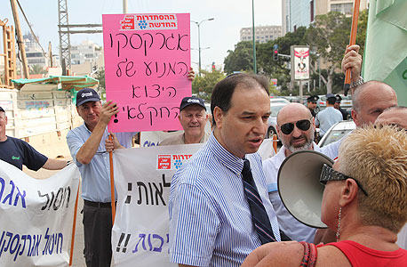 עו"ד שלמה נס, והפגנה של ועד עובדי אגרקסקו, צילום: אוראל כהן