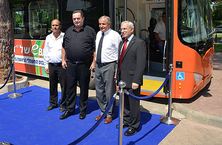 מימין: מיכאל נגר, ישראל כץ ושמואל רפאלי בטקס חניכת האוטובוס החשמלי של החברה, צילום: אלי מנור