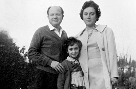 עירית קאופמן לוי, בת יחידה, בת שש, עם הוריה אנני וז׳ק, רמת השרון, 1960 
