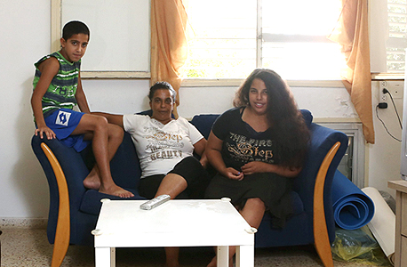 משפחת גוריהאן חדרה. לא כל אחד היה מוכן להיכנס לדירות של עמידר — הן מלאות טחב ועובש, אין בהן תנאים אלמנטריים. כשהם מדברים על שיפוץ, זה בסך הכל סיוד" משפחת גוריהאן חדרה. לא כל אחד היה מוכן להיכנס לדירות של עמידר — הן מלאות טחב ועובש, אין בהן תנאים אלמנטריים. כשהם מדברים על שיפוץ, זה בסך הכל סיוד"