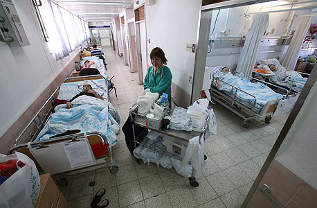 בית החולים רמב"ם. חולים במסדרון (ארכיון)