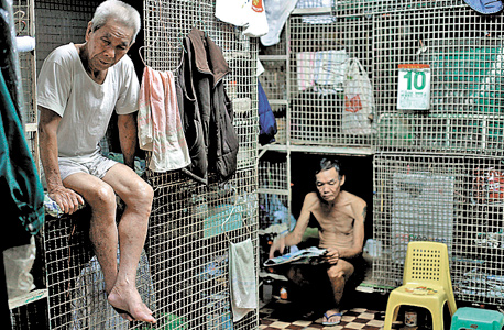 דירות כלובים בהונג קונג. 167 דולר בחודש לקרש עץ מוקף סורגים