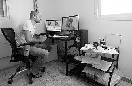 לפיד בעריכה, בחדר הנעורים שלו. "בגיל חמש באמת שאפתי להיות משורר" לפיד בעריכה, בחדר הנעורים שלו. "בגיל חמש באמת שאפתי להיות משורר"