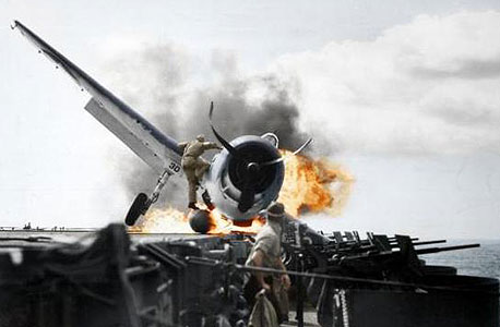מטוס Hellcat נוחת נחיתת אונס על נושאת מטוסים במלחמת העולם השניה