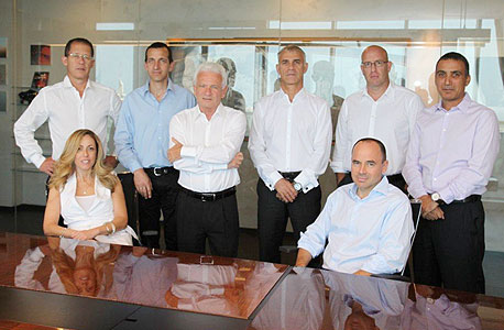 שמונת השותפים בפימי. עומדים, מימין לשמאל: אלדד בן משה, עמי בם, ישי דוידי, שמוליק וולודינגר, עמית בן חיים, גילון בק. יושבים: רון בן חיים וחלי פרדו שמונת השותפים בפימי. עומדים, מימין לשמאל: אלדד בן משה, עמי בם, ישי דוידי, שמוליק וולודינגר, עמית בן חיים, גילון בק. יושבים: רון בן חיים וחלי פרדו