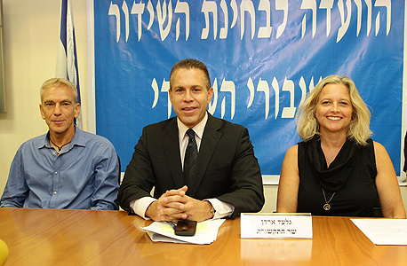 מינוי הוועדה. קרני זיו, שר התקשורת גלעד ארדן ורם לנדס מינוי הוועדה. קרני זיו, שר התקשורת גלעד ארדן ורם לנדס