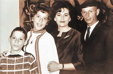 1967. מרים פיירברג (16) עם הוריה רפאל ודבורה ואחיה מנחם (12) באירוע משפחתי 1967. מרים פיירברג (16) עם הוריה רפאל ודבורה ואחיה מנחם (12) באירוע משפחתי
