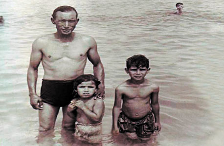 1963. מוסא חסדייה, בן שבע, עם אביו עבד ואחותו מרים, בת ארבע, בחוף הים בחיפה 1963. מוסא חסדייה, בן שבע, עם אביו עבד ואחותו מרים, בת ארבע, בחוף הים בחיפה