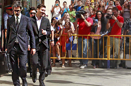 ליאו מסי יוצא מבית המשפט, צילום: אי פי איי