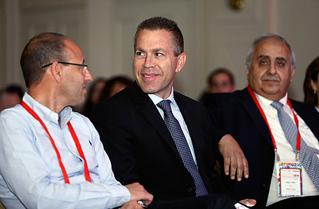 יו"ר מכון היצוא רמזי גבאי (מימין), גלעד ארדן ומנכ"ל פלאפון גיל שרון בוועידה