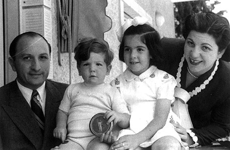 1947. אבי פילוסוף, בן שנתיים, עם אביו דוד ואחותו רני, בת ארבע וחצי, בביתם בתל אביב 1947. אבי פילוסוף, בן שנתיים, עם אביו דוד ואחותו רני, בת ארבע וחצי, בביתם בתל אביב