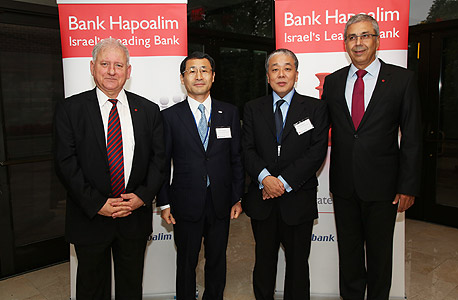 יו"ר הבנק יאיר סרוסי (משמאל) מנכ"ל בנק הפועלים ציון קינן מימין)  עם ראשי בנק מיזוהו היפני mizuho, צילום: שמוליק עלמני
