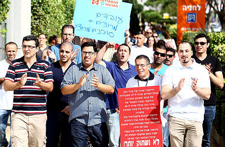 הפגנת עובדי כלל אתמול ביד אליהו בת"א הפגנת עובדי כלל אתמול ביד אליהו בת"א