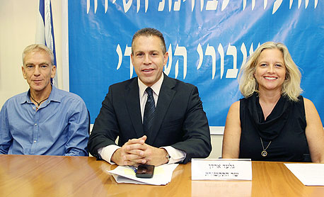 ההכרזה על הוועדה בספטמבר. מימין קרני זיו, גלעד ארדן ורם לנדס ההכרזה על הוועדה בספטמבר. מימין קרני זיו, גלעד ארדן ורם לנדס