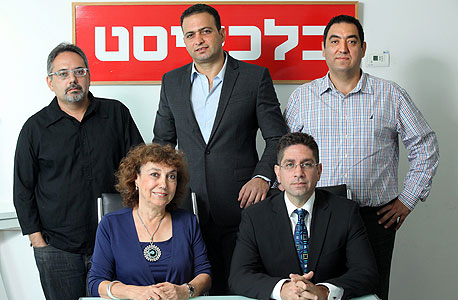 עומדים מימין לשמאל: דן אטיאס, צחי חגג ויובל אלבשן; יושבים מימין לשמאל: אוהד דנוס ורינה דגני עומדים מימין לשמאל: דן אטיאס, צחי חגג ויובל אלבשן; יושבים מימין לשמאל: אוהד דנוס ורינה דגני