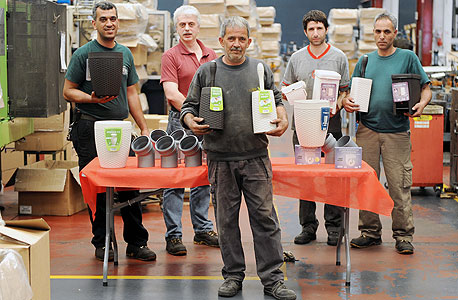 עובדים במפעל ליפסקי באזור התעשייה ברקן. מנהל המחסן והלוגיסטיקה פלסטיני והמנכ"ל "לא יכול בלעדיו", צילום: יובל חן
