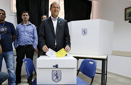 ניר ברקת מצביע בבחירות לעיריית ירושלים ניר ברקת מצביע בבחירות לעיריית ירושלים