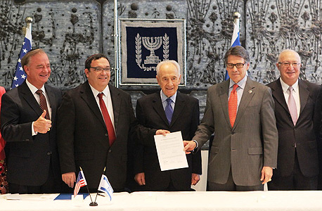 טקס חתימה בבית הנשיא שמעון פרס, בהשתתפות מושל מדינת טקסס ריק פרי, נשיא אוניברסיטת A&M ג'ון שארפ, שר החינוך שי פירון ומנואל טרכטנברג, יו"ר הות"ת טקס חתימה בבית הנשיא שמעון פרס, בהשתתפות מושל מדינת טקסס ריק פרי, נשיא אוניברסיטת A&M ג'ון שארפ, שר החינוך שי פירון ומנואל טרכטנברג, יו"ר הות"ת