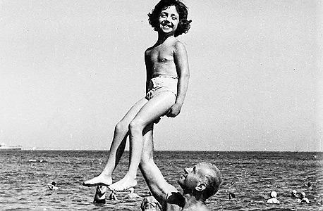 כשחזרתי מאוחר, אבא כעס: "הייתי מכניס לתיאטרון תרנגול אדום משוגע שיהרוס לך אותו"