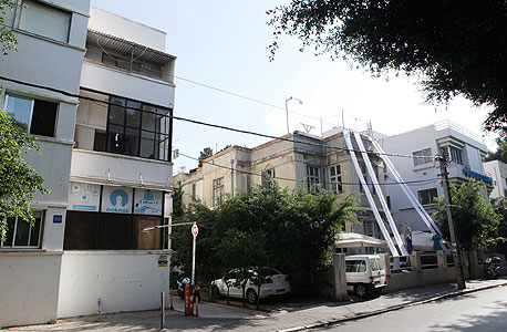 רוטשילד 62–66 בתל אביב. לפי עסקת הקומבינציה הנרקמת, בעלי הקרקע יקבלו 50% מההכנסות ממכירת הדירות העתידית רוטשילד 62–66 בתל אביב. לפי עסקת הקומבינציה הנרקמת, בעלי הקרקע יקבלו 50% מההכנסות ממכירת הדירות העתידית