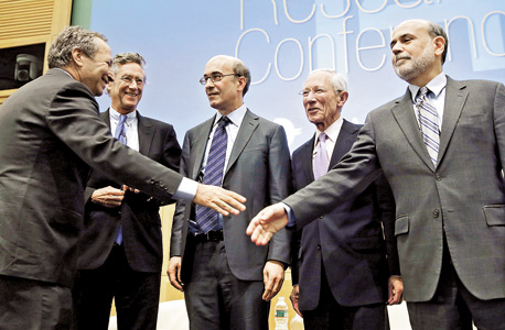 בן ברננקי (מימין), סטנלי פישר, קנת' רוגוף, אוליביה בלנשרד ולארי סאמרס בכנס בוושינגטון. ברננקי כינה את הנאום של סאמרס "מרתק" בנימוס בן ברננקי (מימין), סטנלי פישר, קנת' רוגוף, אוליביה בלנשרד ולארי סאמרס בכנס בוושינגטון. ברננקי כינה את הנאום של סאמרס "מרתק" בנימוס