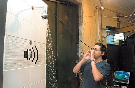המקלחת שחייבים לשיר בה. עוצמת הזרם תלויה בעוצמת קולו של האיש שעומד מתחת לטוש המקלחת שחייבים לשיר בה. עוצמת הזרם תלויה בעוצמת קולו של האיש שעומד מתחת לטוש
