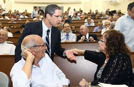 השופטת אלשיך (מימין) והכנ"ר דוד האן בכנס מפרקי חברות בחודש שעבר. מאחור, בעניבה כחולה, עו"ד שלמה נס השופטת אלשיך (מימין) והכנ"ר דוד האן בכנס מפרקי חברות בחודש שעבר. מאחור, בעניבה כחולה, עו"ד שלמה נס