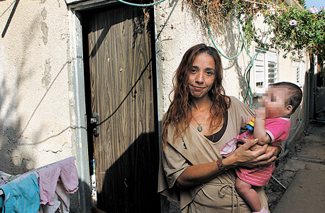 אורית דיין, משלמת 2,300 שקל בחודש על דירת 2 חדרים בשכונת הארגזים, מקבלת סיוע של 1,164 שקל בחודש: "ישנתי עם הילדות חודשיים בבית מלון, ונכנסתי לחובות רק כדי שהן יוכלו לסיים את שנת הלימודים" אורית דיין, משלמת 2,300 שקל בחודש על דירת 2 חדרים בשכונת הארגזים, מקבלת סיוע של 1,164 שקל בחודש: "ישנתי עם הילדות חודשיים בבית מלון, ונכנסתי לחובות רק כדי שהן יוכלו לסיים את שנת הלימודים"
