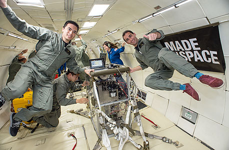 ג'ייסון ראן (מימין) וצוות החברה במטוס מיוחד של נאס"א, המשמש לתרגול אסטרונאוטים וציוד באפס כוח משיכה