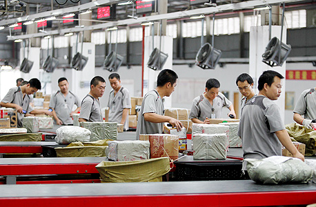 עובדי אריזה במפעל בשנזן. "תהליך דו-כיווני", צילום: אימג