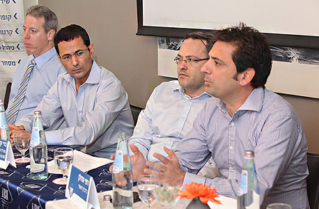 מימין: רפי גוזלן, גרי קוטישטנו, רוני פילו, יאיר שני - סיכום שנת 2013 IBI מימין: רפי גוזלן, גרי קוטישטנו, רוני פילו, יאיר שני - סיכום שנת 2013 IBI
