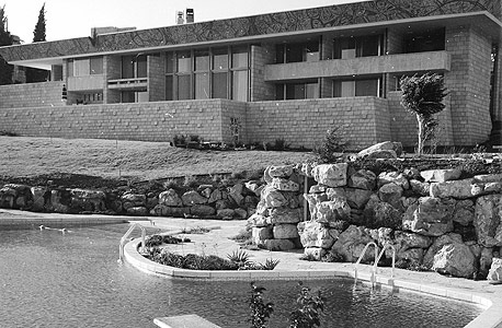וילה שרובר והבריכה האולימפית שבחצר, 1959. בכלל נבנתה על שטח ציבורי, בתנאי שתצופה באבן טבעית וילה שרובר והבריכה האולימפית שבחצר, 1959. בכלל נבנתה על שטח ציבורי, בתנאי שתצופה באבן טבעית