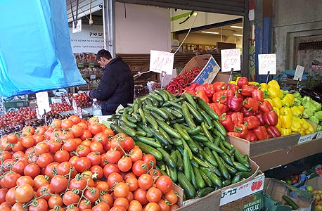 דוכן ירקות בשוק הכרמל בתל אביב (ארכיון). נתח השוק של השווקים יורד לעומת רשתות השיווק, צילום: דוד הכהן