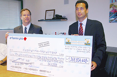 ויסמן ומתיו ברונפמן בעת רכישת הקו־אופ ב־2003. "בנושא חנויות הנוחות אני אחד הטובים בעולם. בתחום של הסופרמרקטים אני פחות טוב" ויסמן ומתיו ברונפמן בעת רכישת הקו־אופ ב־2003. "בנושא חנויות הנוחות אני אחד הטובים בעולם. בתחום של הסופרמרקטים אני פחות טוב"