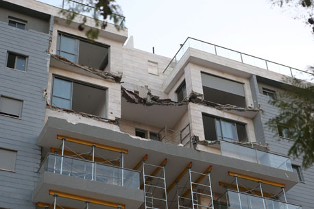 קריסת המרפסת: בני הזוג שרכשו דירה מגינדי השקעות בחדרה תובעים את בנק הפועלים