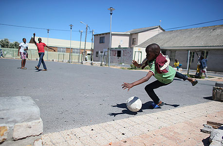 ילדים משחקים כדורגל באפריקה. לפי התובע, הוא "ומשפחתו פספסו הזדמנות ייחודית להתקדמות מקצועית וחברתית", כך לפי ההצהרה לעיתונות שפרסמו עורכי הדין השוויצרים המייצגים את השחקן, צילום: אי פי איי