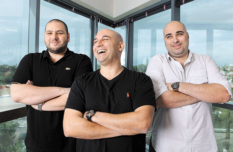 מייסדי קאימרה. מימין: עמרי לביא, אבי רוזן ושלו חוליו מייסדי קאימרה. מימין: עמרי לביא, אבי רוזן ושלו חוליו