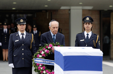 שמעון פרס ליד ארונו של אריאל שרון שמעון פרס ליד ארונו של אריאל שרון