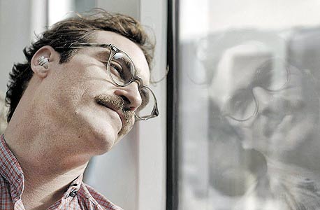 הסרט "היא" מספר על מערכת יחסים בין הדמות של חואקין פניקס ותוכנה בגילומה של סקרלט ג'והנסון הסרט "היא" מספר על מערכת יחסים בין הדמות של חואקין פניקס ותוכנה בגילומה של סקרלט ג'והנסון