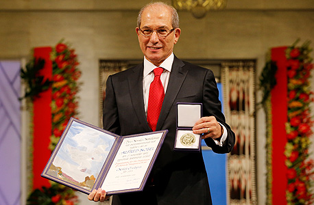 ראש הארגון למניעת הפצה של נשק כימי אחמט אוזומקו מקבל את פרס נובל לשלום לשנת 2013. גורם המקורב לאו"ם: "אליוט תרם יותר" ראש הארגון למניעת הפצה של נשק כימי אחמט אוזומקו מקבל את פרס נובל לשלום לשנת 2013. גורם המקורב לאו"ם: "אליוט תרם יותר"