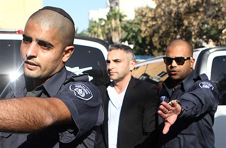 מנור גינדי בדרך לבית המשפט, אתמול מנור גינדי בדרך לבית המשפט, אתמול