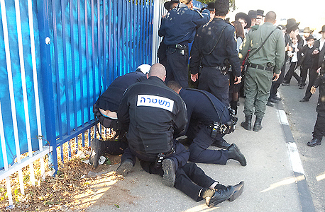 שוטרים ומפגינים בבני ברק שוטרים ומפגינים בבני ברק