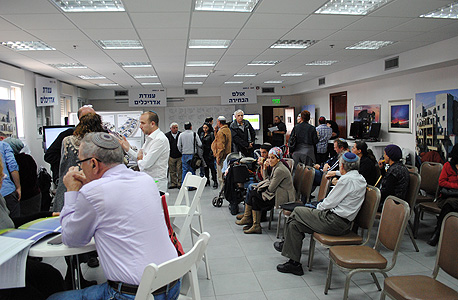 כנס בחירת דירות בפרויקט של "באמונה". "לא רוצים לרדת בשבת ולראות את השכן עושה מנגל" כנס בחירת דירות בפרויקט של "באמונה". "לא רוצים לרדת בשבת ולראות את השכן עושה מנגל"