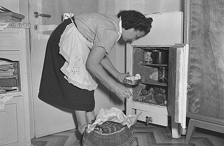 מטבח אופייני ב־1949. מוקם ליד הכניסה כדי להקל בפריקת המצרכים מטבח אופייני ב־1949. מוקם ליד הכניסה כדי להקל בפריקת המצרכים