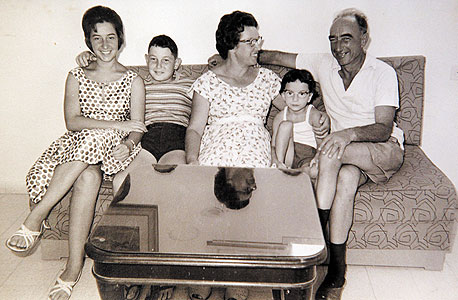 1963. אסתר לבנון, בת 17 (משמאל), עם אביה המאמץ אברהם אהרנברג, אמה רבקה, אחיה שוקי ואחותה הדס 1963. אסתר לבנון, בת 17 (משמאל), עם אביה המאמץ אברהם אהרנברג, אמה רבקה, אחיה שוקי ואחותה הדס