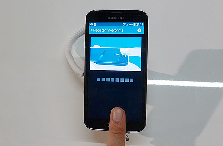 ניתן לעקוף את קורא טביעות האצבע של הגלקסי S5 באותה שיטה כמו זו ששימשה עבור האייפון 5S, צילום: עומר כביר