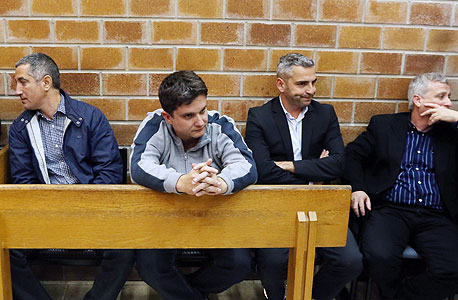 עצורי פרשת הקבלנים בראשון לציון (מימין רוני יצחקי). ראב"ד: "ניקיון הכפיים של הרשויות צריך להיבחן באומץ שלהן לשחרר אנשים אף שהחקירה החלה" עצורי פרשת הקבלנים בראשון לציון (מימין רוני יצחקי). ראב"ד: "ניקיון הכפיים של הרשויות צריך להיבחן באומץ שלהן לשחרר אנשים אף שהחקירה החלה"